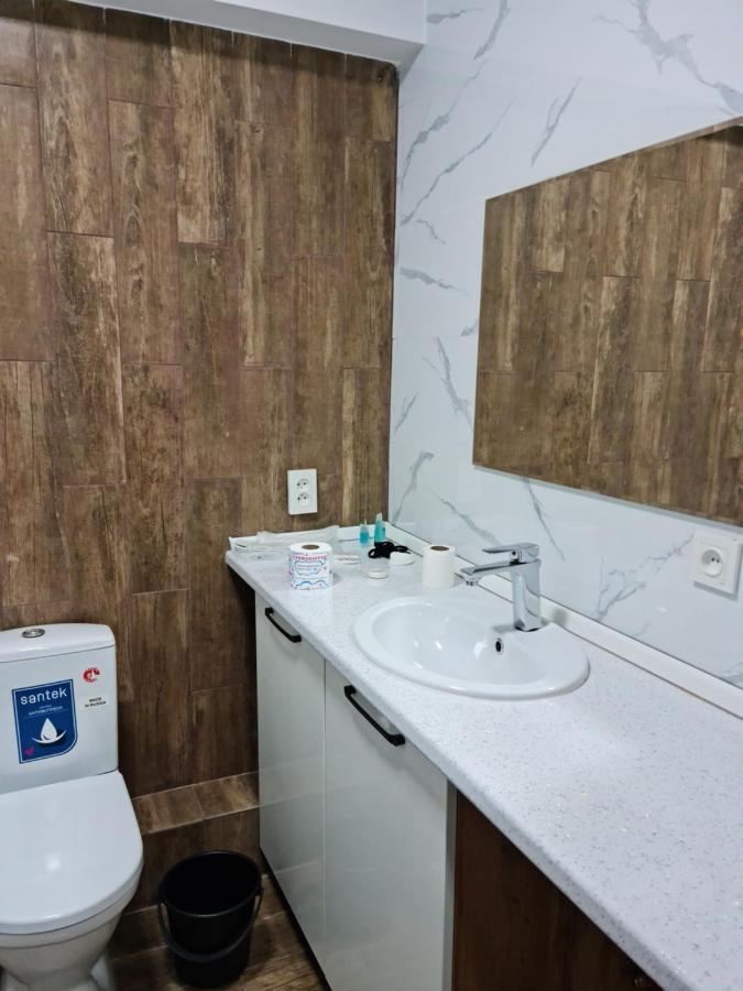 Апартаменты В Центре, В Новом Доме Almaty Esterno foto