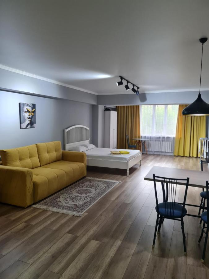 Апартаменты В Центре, В Новом Доме Almaty Esterno foto