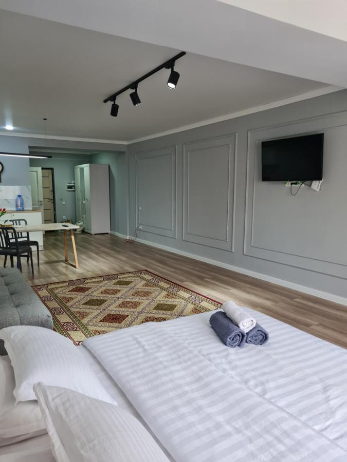 Апартаменты В Центре, В Новом Доме Almaty Esterno foto